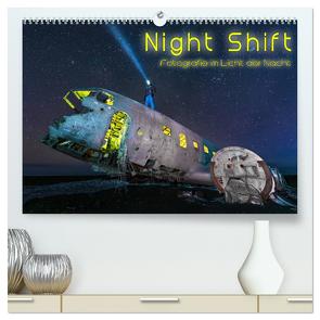 Night shift – Fotografie im Licht der Nacht (hochwertiger Premium Wandkalender 2024 DIN A2 quer), Kunstdruck in Hochglanz von Feiner,  Denis