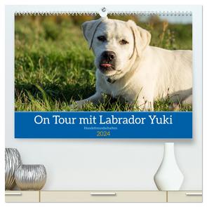 On Tour mit Labrador Yuki (hochwertiger Premium Wandkalender 2024 DIN A2 quer), Kunstdruck in Hochglanz von K. Fotografie,  Jana