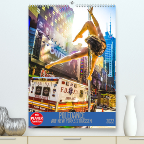 Poledance auf New Yorks Straßen (Premium, hochwertiger DIN A2 Wandkalender 2022, Kunstdruck in Hochglanz) von Meutzner,  Dirk
