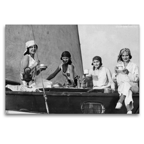 Premium Textil-Leinwand 1200 x 800 cm Quer-Format Vier Frauen beim Kaffeetrinken auf einem Segelboot | Wandbild, HD-Bild auf Keilrahmen, Fertigbild auf hochwertigem Vlies, Leinwanddruck von ullstein bild