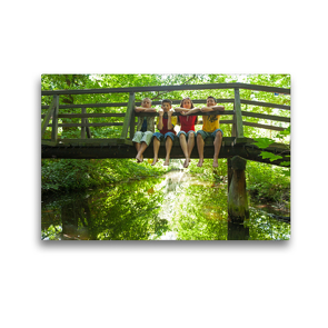 Premium Textil-Leinwand 45 x 30 cm Quer-Format Kinder sitzen auf einer Brücke | Wandbild, HD-Bild auf Keilrahmen, Fertigbild auf hochwertigem Vlies, Leinwanddruck von Siegfried Kuttig