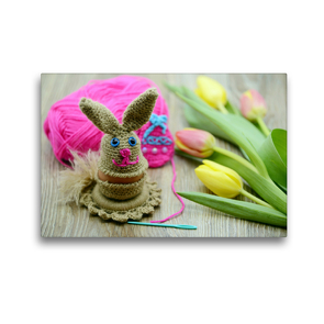 Premium Textil-Leinwand 45 x 30 cm Quer-Format Niedlicher Osterhase als Eierbecher mit Häkelgarn und Strauß Tulpen | Wandbild, HD-Bild auf Keilrahmen, Fertigbild auf hochwertigem Vlies, Leinwanddruck von Anja Frost