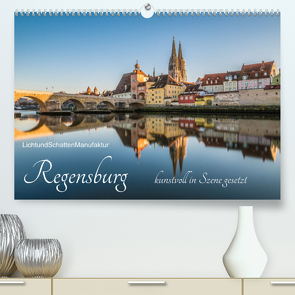 Regensburg kunstvoll in Szene gesetzt (Premium, hochwertiger DIN A2 Wandkalender 2023, Kunstdruck in Hochglanz) von LichtundSchattenManufaktur
