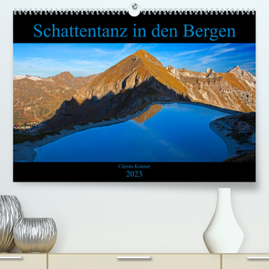 Schattentanz in den Bergen (Premium, hochwertiger DIN A2 Wandkalender 2023, Kunstdruck in Hochglanz) von Kramer,  Christa