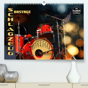 Schlagzeug onstage – „abgerockt“ (Premium, hochwertiger DIN A2 Wandkalender 2023, Kunstdruck in Hochglanz) von Bleicher,  Renate