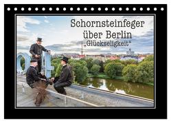 Schornsteinfeger über Berlin – Glückseligkeit (Tischkalender 2024 DIN A5 quer), CALVENDO Monatskalender von Dudek Fotografie,  Joern