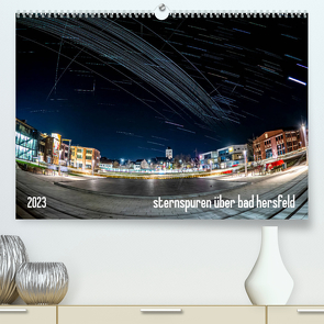 Sternspuren über Bad Hersfeld (Premium, hochwertiger DIN A2 Wandkalender 2023, Kunstdruck in Hochglanz) von Sennewald,  Steffen