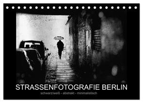 Strassenfotografie Berlin. schwarz/weiß – abstrakt – minimalistisch (Tischkalender 2024 DIN A5 quer), CALVENDO Monatskalender von Andree,  Frank