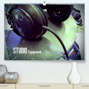 STUDIO Equipment (Premium, hochwertiger DIN A2 Wandkalender 2023, Kunstdruck in Hochglanz) von Bleicher,  Renate