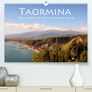 Taormina, die Stadt mit Blick auf den Ätna (Premium, hochwertiger DIN A2 Wandkalender 2023, Kunstdruck in Hochglanz) von Seidl,  Helene