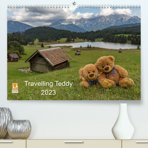 Travelling Teddy 2023 (Premium, hochwertiger DIN A2 Wandkalender 2023, Kunstdruck in Hochglanz) von C-K-Images