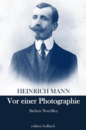 Vor einer Photographie von Mann,  Heinrich