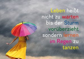 Weisheits-Postkarte 19: Leben heißt nicht zu warten bis der Sturm vorüberzieht, sondern lernen im Regen zu tanzen von Zintenz